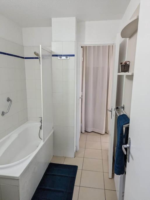 Apartment T3 Climatise Dans Avec Piscine, Proximite Et Parking *